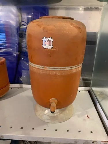 Filtro de barro antigo com duas velas