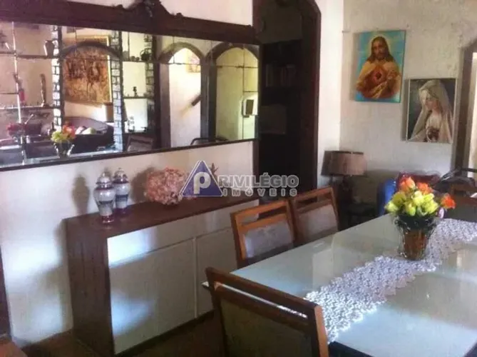 Privilégio Imóveis vende: Excelente casa de rua triplex na Gávea