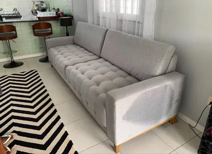 Sofá modular com pé em madeira 