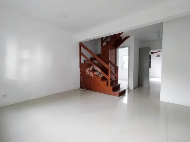 Casa em condomínio fechado, 3 dormitórios sendo 1 suíte americana,com Vaga de Garagem no B