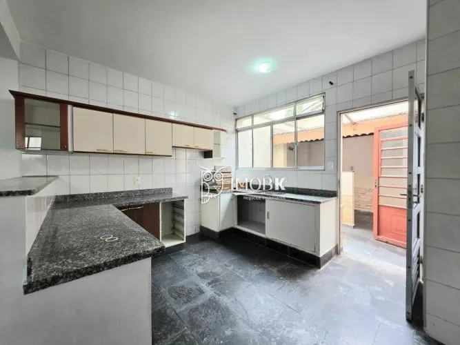 Casa com 2 dormitório, garagem coberta, avarandada, rua sem saída, 100 m² por R$ 2.860/mês