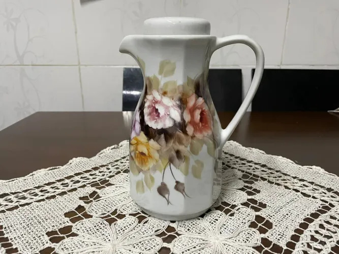 Jarra de porcelana com pintura floral