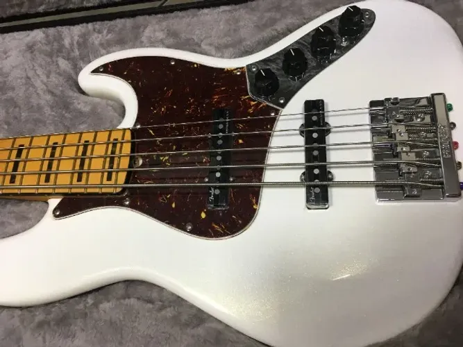 Baixo Fender Jazz Bass American Ultra V