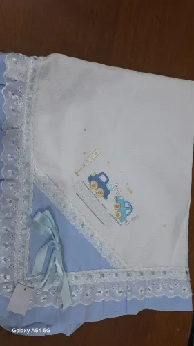 Manta bordada com bordado inglês fustao baby 