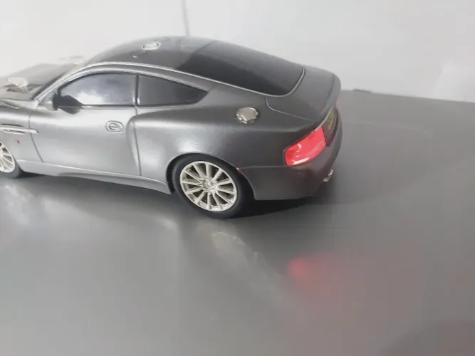 Carrinho de corrida Aston Martin para colecionadores 007 James Bond