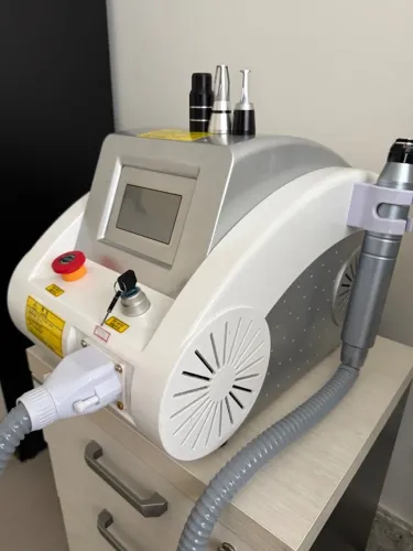 Laser NdYag para remoção de tatuagem e micropigmentação