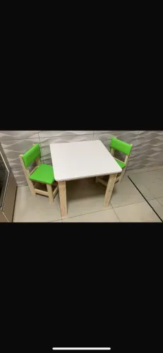 Mesa mdf, com cadeiras estofadas 