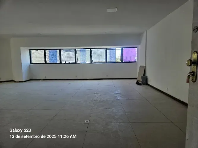 Sala 115m2 para locação na Av. Tancredo Neves- Caminho das Árvores