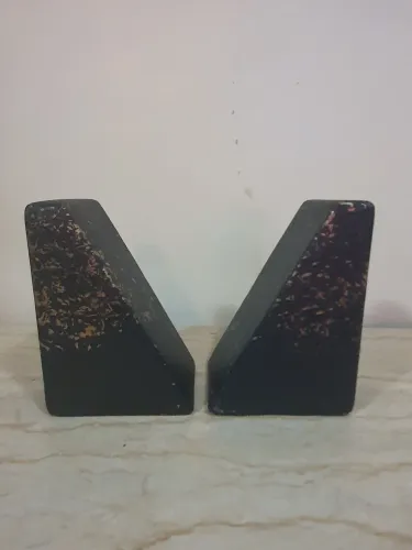 APARADOR DE LIVROS PRETO COM DOURADO PESADO