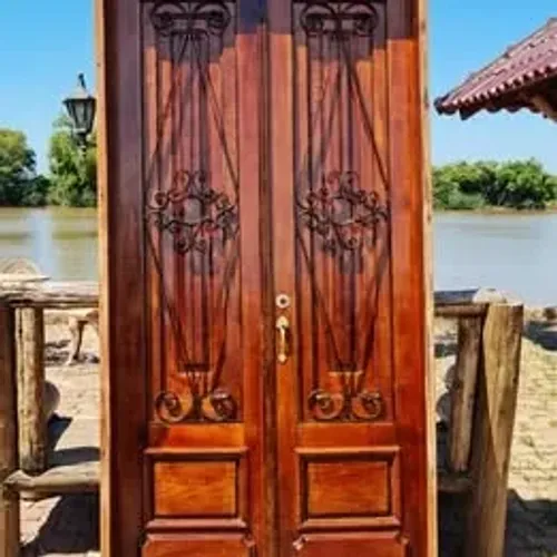 ?PORTA ANTIGA DE FOLHAS  DUPLAS COMPLETA  MADEIRA MACIÇA COM LINDAS GRADES TRABALHADAS?