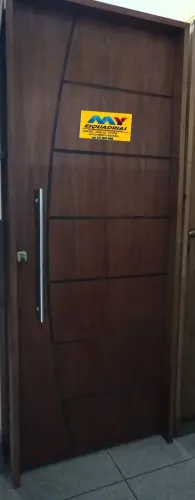 PORTA COMPLETA FRIZADA DE MADEIRA com puxador