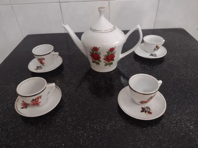 Promoção para retirar hoje lindo conjunto antigo para café de porcelana decorada Pozzani