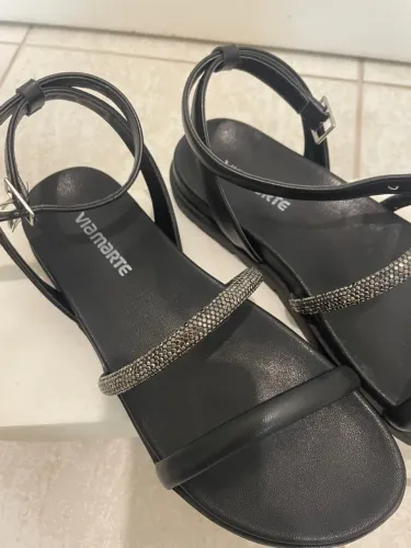 Sandália Via Marte Preta com Detalhes em Strass