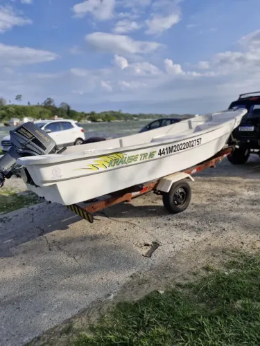 Barco com Motor Suzuki 25 + Carreta de Encalhe