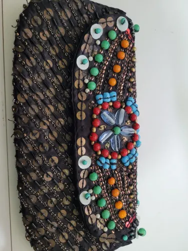 Carteira de mão bordada com miçangas e paetês