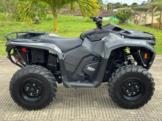 Vendo Quadriciclo Can-am 570 outlander max 4x4 