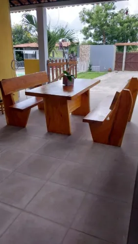 Mesa de madeira maciça com bancos