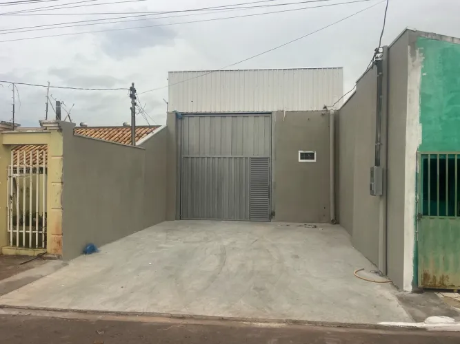 Locação de barracão comercial com 230m2 com estacionamento na frente. 