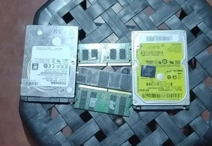 pente de memória de 4 gb e outro de 8 gb todos ddr4 para notebook  SSD SanDisk 256 GB nvme