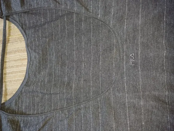 Camiseta Fila Cinza com Detalhes