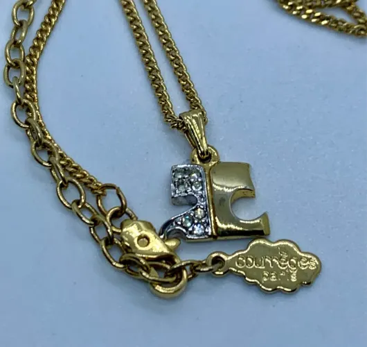 colar courreges logo dourado e pedras
