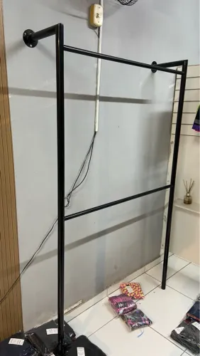 Arara de roupas para loja