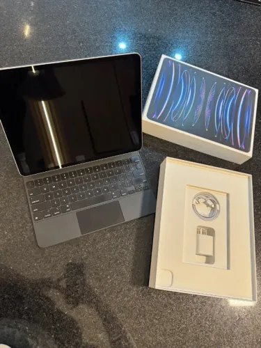 iPad Pro 12,9 6th Geração (M2) 128GB com Magic Keyboard