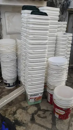 Balde de 15kg vazio. Sujo 4,00 reais, limpo 4,50 reais. 