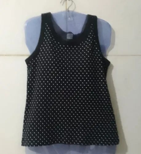 Blusa preta de bolinhas (P)