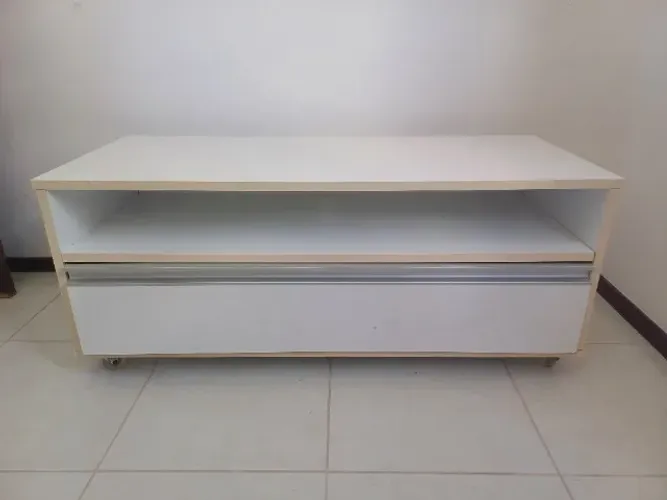 Rack simples com gaveta e rodinha