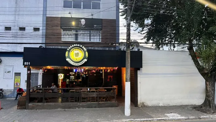 Anúncio de estabelecimento comercial restaurante e balada