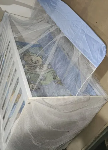 Berço que vira mini cama e kit protetores