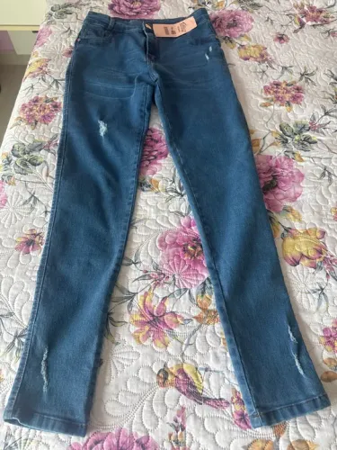 Calça Jeans Azul Feminina com Detalhes Desfiados