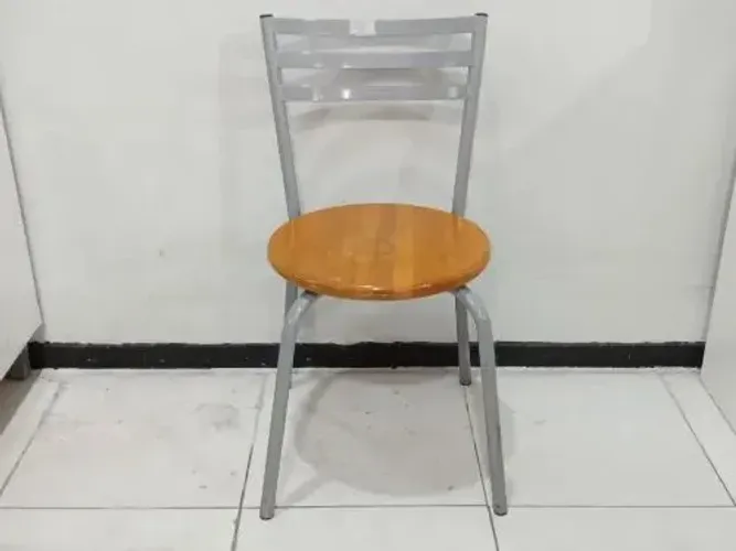 Cadeira de metal com acento de madeira