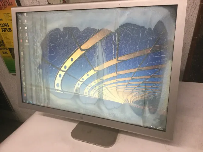 Monitor Apple Cinema Display com defeito 