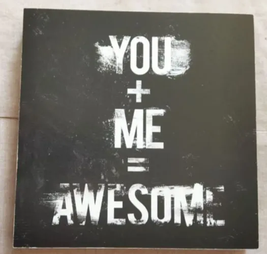 Quadro decorativo com frase You+me=awsome