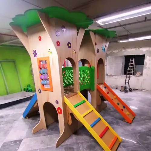 Playground Infantil Casinha de Árvore com Escorregadores