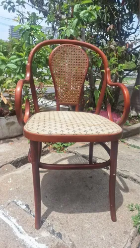 Cadeira thonart com braço de apoio