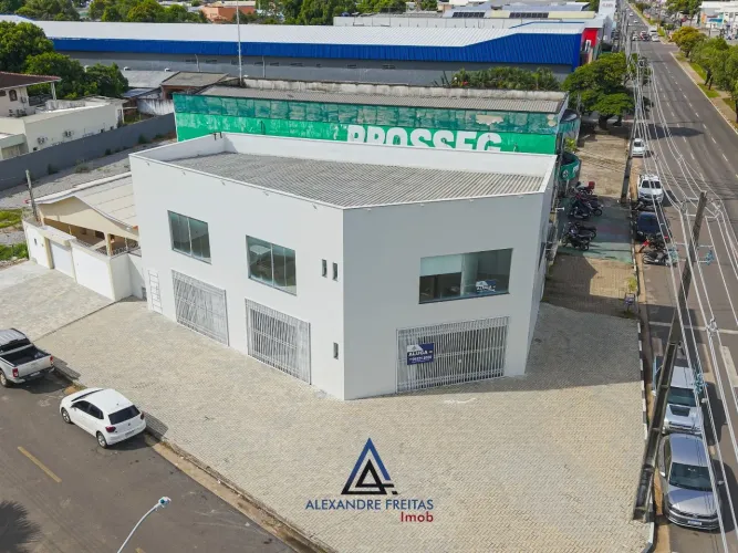 Prédio comercial. Av Capitão Júlio Bezerra, 1109. Alta visibilidade