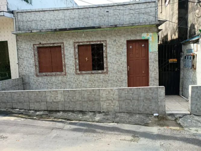 Vende- se três casas no mesmo terreno