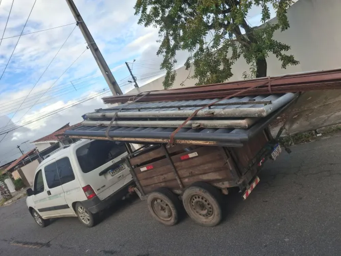 Faço frete mudanças transporte de materiais em geral.