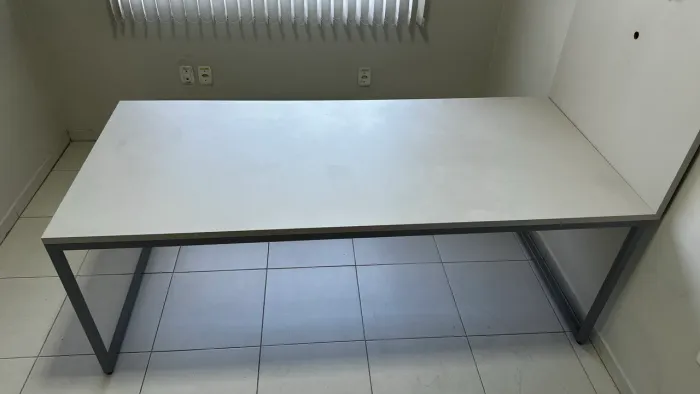 Mesa de Reunião 2,00 x 0,90cm MDF com pés em metalon