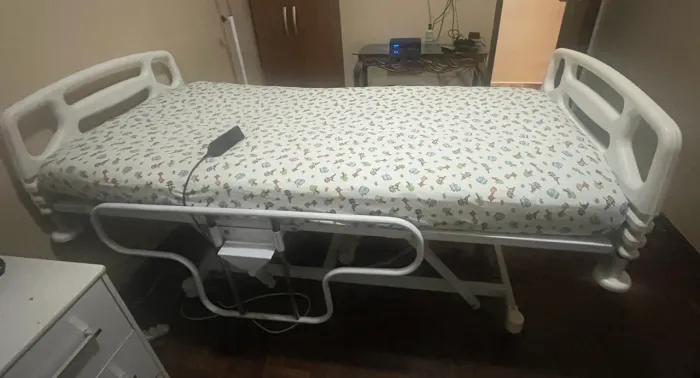 Cama hospitalar motorizada