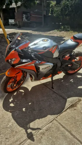 Moto CBR1000 rr a venda
