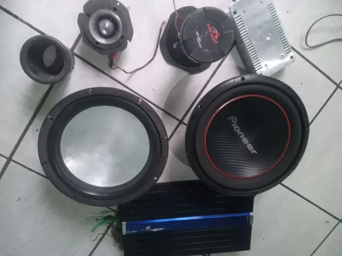Vendo um kit pra montar sua caxa Bob um grave de 12 da Pioneer uma Twitter uma corneta