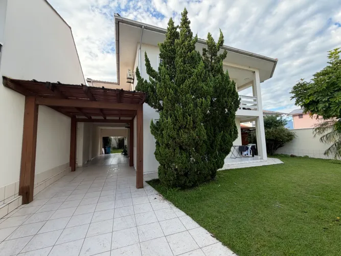 CASA NO CENTRO DE PALHOÇA COM 03 QUARTOS E PISCINA