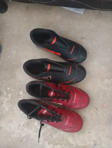 Chuteiras dois par + bola Topper campo wattsapp *62