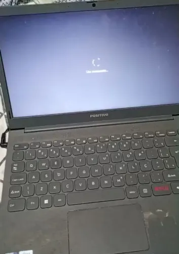 Notebook vendo/troco. Usado com documento, acessório auxiliar luminoso e fonte.
