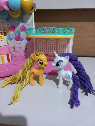2 pôneis Applejack e Rarity penteado de gala