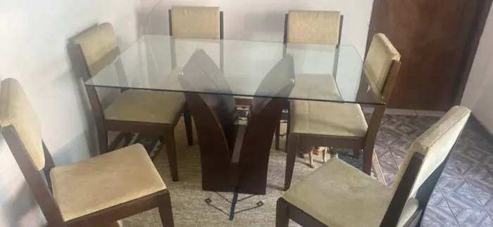 MESA DE JANTAR TAMPO DE VIDRO COM 6 CADEIRAS ACOLCHOADAS EM MADEIRA
